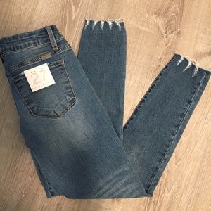 NWT lightly distressed crop jeans
